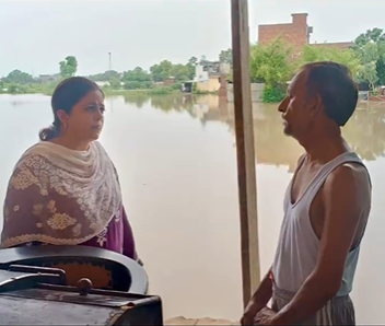 सोनू सूद ने वीडियो में बताया है कि उनकी बहन मालविका भी मोगा में लोगों की मदद कर रही हैं।