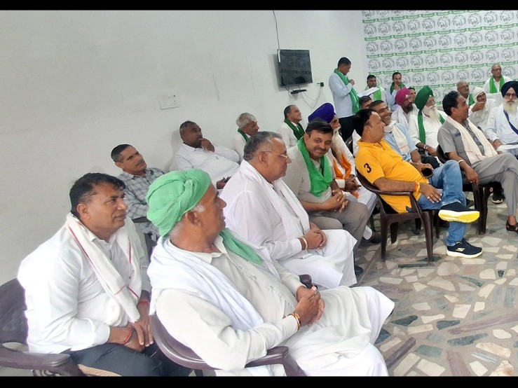 बैठक में मौजूद भाकियू पदाधिकारी एवं सदस्य।