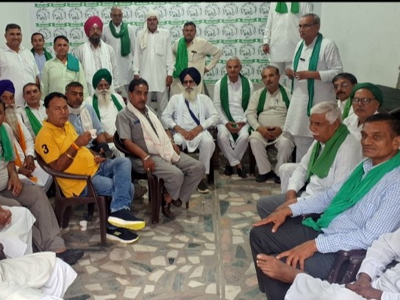 करनाल में मासिक बैठक करते हुए भाकियू पदाधिकारी। - Dainik Bhaskar