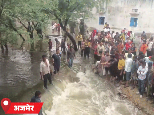 अजमेर के श्रीनगर तालाब में चादर चली, जिसे देखने के लिए लोग पहुंचे।