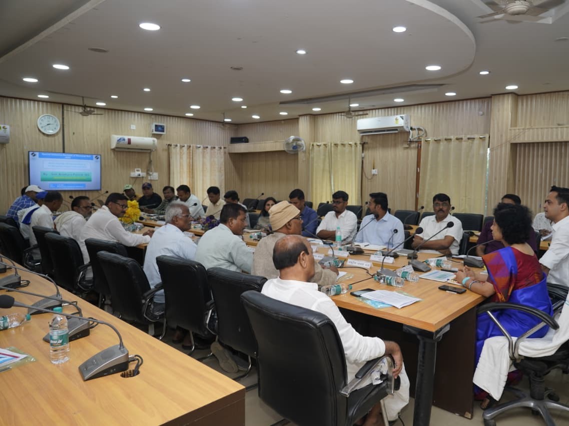 मधुबनी के समाहरणालय सभागार में मतदाता सूची विशेष गहन पुनरीक्षण को लेकर बैठक हुई