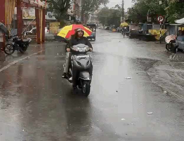 पेरेंट्स बच्चों को भीगते हुए स्कूल छोड़ने पहुंचे