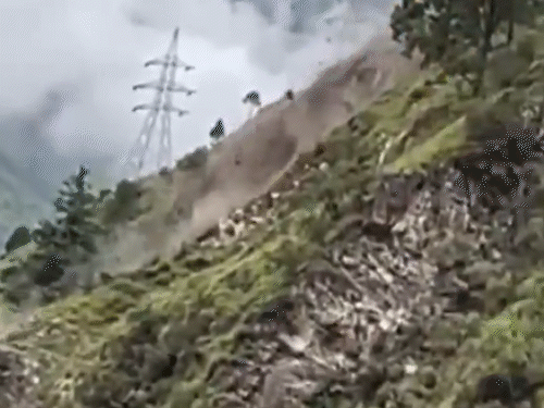 हिमाचल प्रदेश के मणिकर्ण घाटी के सरसाडी में सोमवार को पहाड़ी से लैंडस्लाइड हुई। बड़े-बड़े पत्थर गिरने से भुंतर से मणिकर्ण सड़क बंद हो गई।