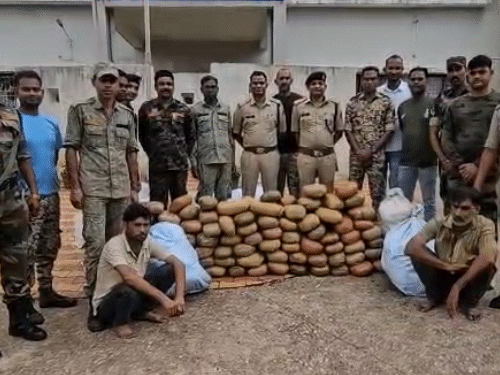 गांजा के साथ पुलिस ने दो तस्कर को भी पकड़ा है।