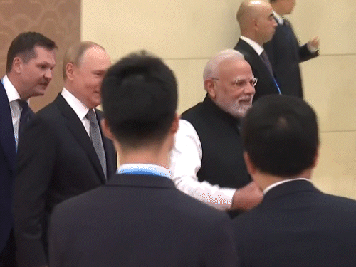 प्रधानमंत्री मोदी ने चीनी राष्ट्रपति शी जिनपिंन से हाथ मिलाया। इस दौरान उनसे साथ रूसी राष्ट्रपति व्लादिमीर पुतिन भी थे।