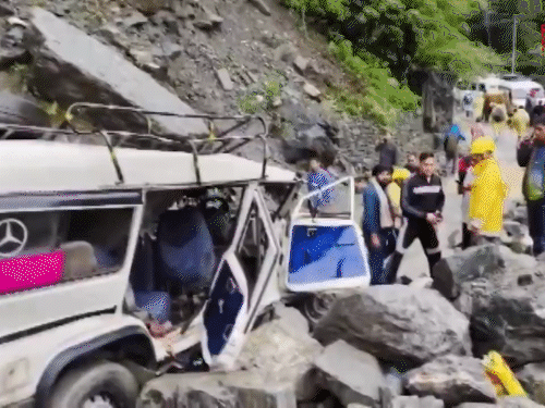 उत्तराखंड में सोनप्रयाग और गौरीकुंड के बीच मुनकटिया में लैंडस्लाइड हुई। इसके बाद वाहन फंसे हुए हैं। एसडीआरएफ टीम राहत कार्य में जुटी है।