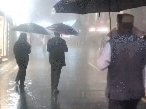 हिमाचल प्रदेश के शिमला में रविवार रातभर तेज बारिश हुई। 1 और 2 सितंबर को भी रेड अलर्ट है।