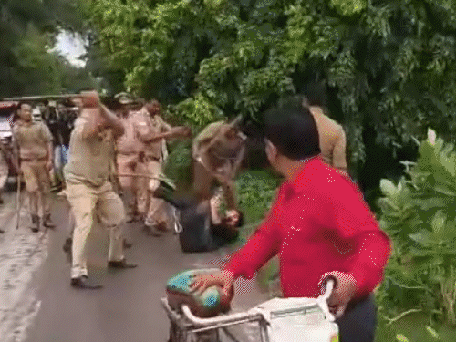 Lucknow - SRMU - Strong protest at Lucknow's Ram Swarup Memorial University  by Students, protest at entry gate, demonstration led by ABVP | लखनऊ में  पुलिस ने छात्रों गिरा-गिराकर मारा: श्रीराम स्वरूप