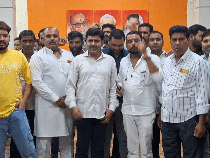 उज्जैन के किसानों ने बीजेपी ऑफिस में की नारेबाजी।