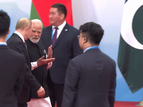 SCO मंच पर पुतिन से बात करते रहे मोदी, बाजू में खड़े पाकिस्तानी PM शहबाज टकटकी लगाए देखते रहे।