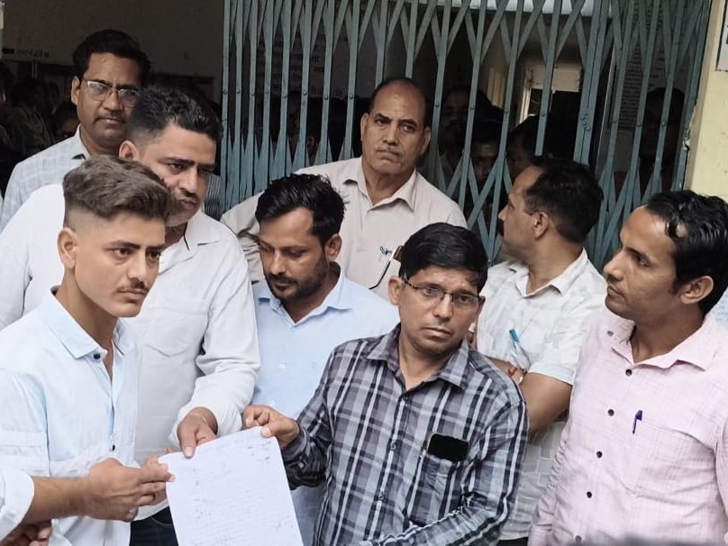 प्राचार्य डॉ. संतोष कुमार वर्मा को स्टूडेंट्स ने ज्ञापन सौंपा।
