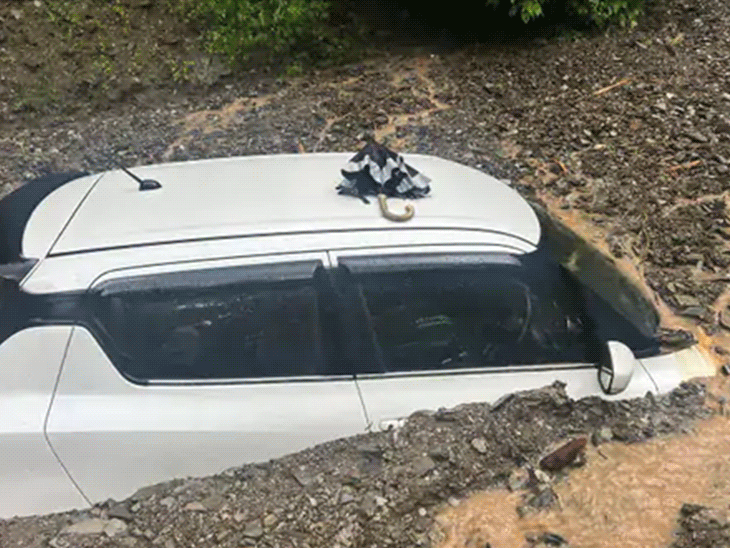 शिमला के ठियोग में रविवार को टियाली-माइपुल सड़क पर एक कार मलबे में आधी दब गई।