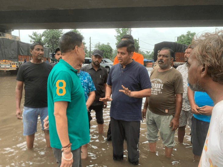 जालंधर के डीसी अग्रवाल खुद बारिश के अलर्ट को लेकर फिल्ड में है। उन्होंने लोगों से मुलाकात की और उनसे कहा कि किसी प्रकार से घबराएं नहीं।