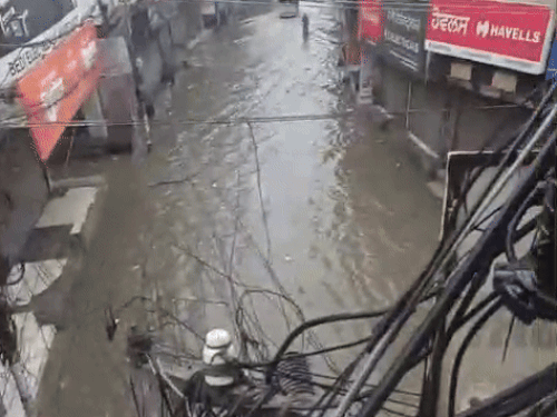 जालंधर के मोनिका टावर के पास भरा पानी।