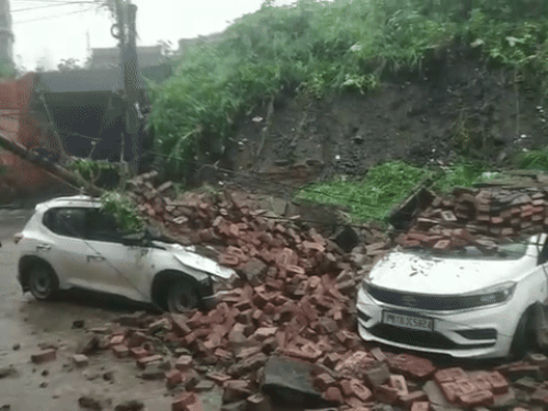 लुधियाना में दमोरिया पुल नजदीक दीवार गिरने से क्षतिग्रस्त हुई कारें। - Dainik Bhaskar