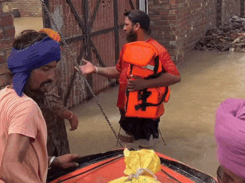 Halwai Bunty Singh of Ludhiana helping people trapped in floods.
