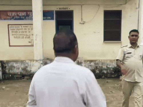 पीठ दिखाकर भाग रहे हेड कॉन्स्टेबल ने शराब के नशे में एक ड्राइवर से घूस मांग ली। उसने वीडियो बनाना शुरू किया तो चौकी की तरफ भागे। साथी पुलिसकर्मी ने भी उन्हें रवाना होने का इशारा किया।