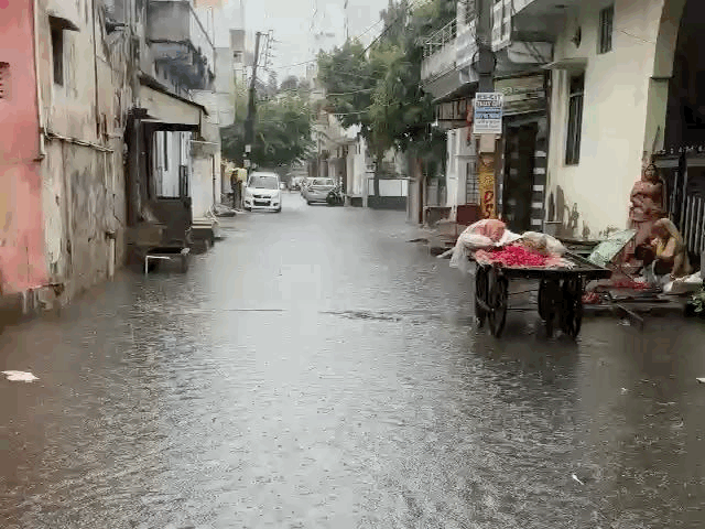 बारिश के चलते सुबह की सब्जी मंडी भी नहीं लग पाई