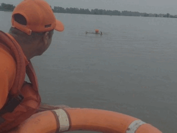 NDRF की टीम ने बाढ़ के पानी में डूबने से युवक को बचाया।