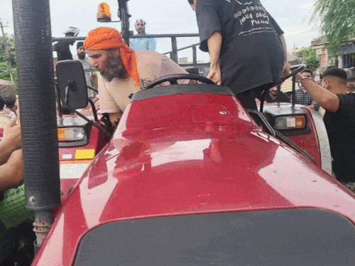 NDRF ने अमृतसर में रविवार को एक युवक को बाढ़ में डूबने से बचाया। वहीं, पंजाबी सिंगर-एक्ट्रेस सुनंदा शर्मा प्रभावित इलाकों में राहत सामाग्री लेकर पहुंचीं।