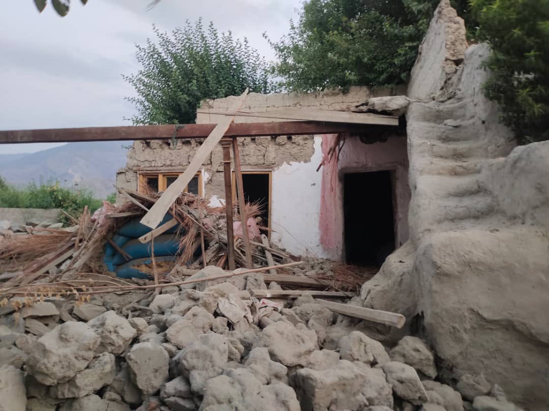 मलबे में दब कर अब तक कम से कम 800 लोगों की मौत हो चुकी है। ये आंकड़ा और बढ़ सकता है।