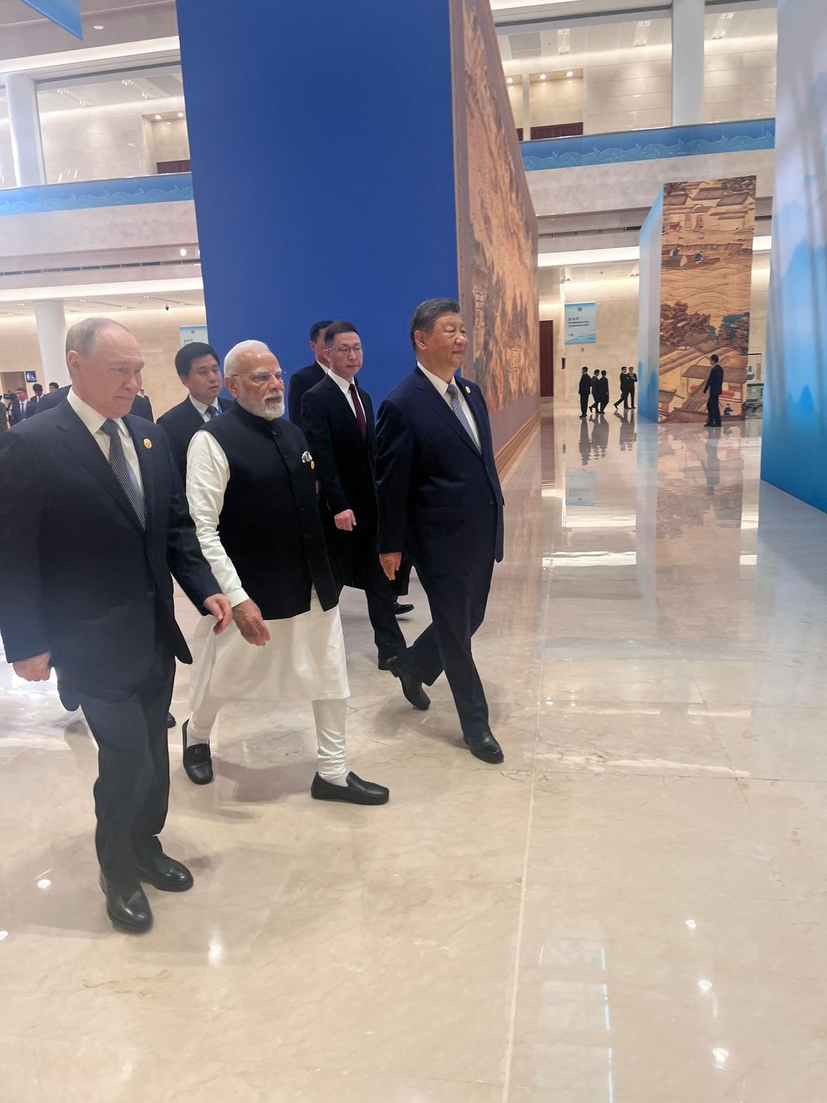 मोदी, जिनपिंग और पुतिन SCO सत्र को संबोधित करने के लिए जाते हुए।