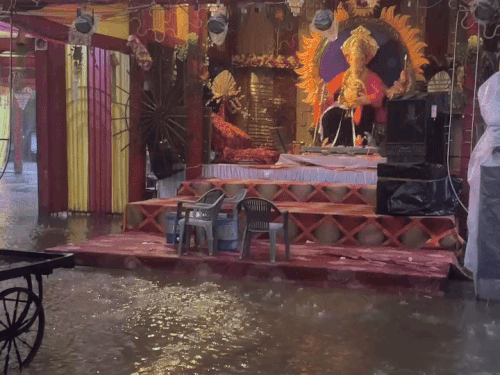 बारिश के बाद गणेश पांडाल में पानी भर गया