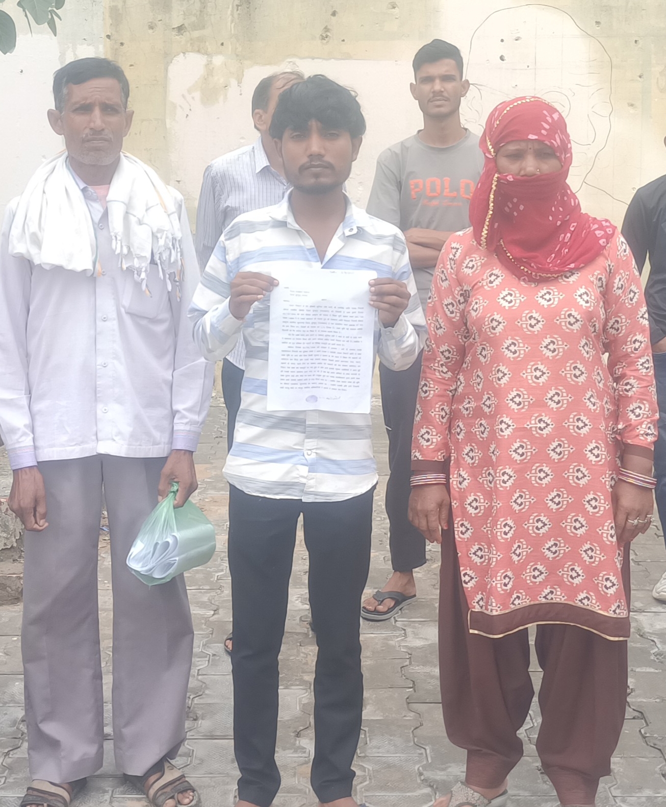 मकान ढहने के बाद खुले आसमान तले रात गुजारने को मजबूर सुनीता देवी का परिवार।"