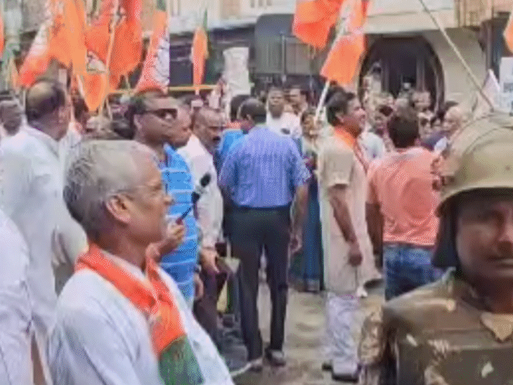 भाजपा और भाजपा महिला मोर्चा के कार्यकर्ता कांग्रेस दफ्तर के सामने प्रदर्शन करने पहुंचे थे।