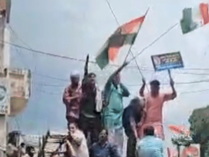 कांग्रेस नेताओं ने 'वोट चोर गद्दी छोड़' के नारे लगाए।