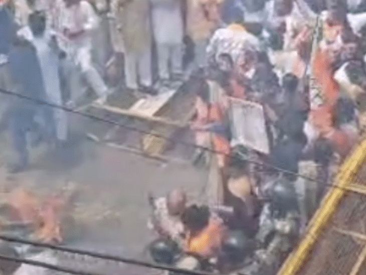 भाजपा कार्यकर्ताओं राहुल गांधी और जीतू पटवारी के पुतले दहन किए।