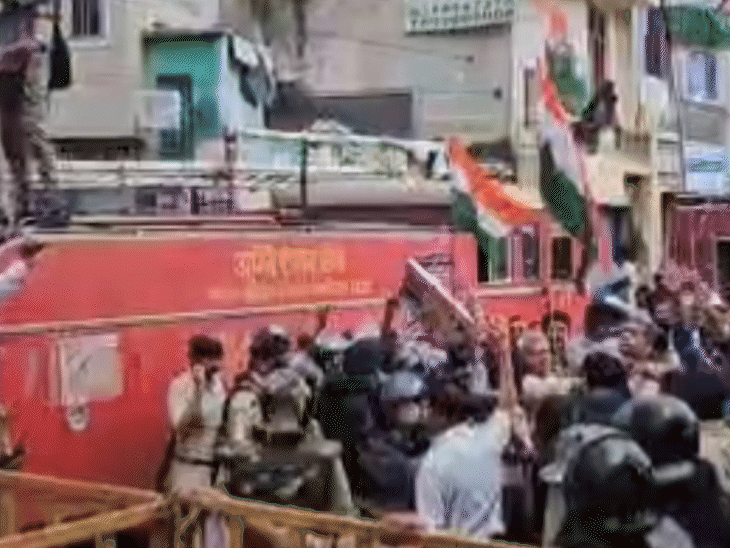 कांग्रेस कार्यकर्ता भी प्रदर्शन करते हुए वहां पहुंच गए।