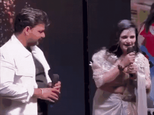 On the evening of August 29, Pawan Singh started touching the actress's back on the stage of live show in Lucknow.