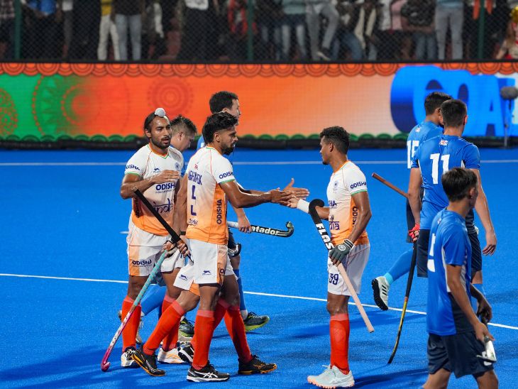 जीत की खुशी मनाते भारत के प्लेयर्स।