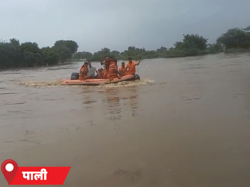 पाली में गुडिया नदी पार करते समय भंवर सिंह (65) पानी के बहाव में फंस गए। वे करीब 6 घंटे तक बीच नदी में पिलर पकड़कर बैठा रहे। मौके पर पहुंची एसडीआरएफ की टीम ने रेस्क्यू कर बाहर निकाला।