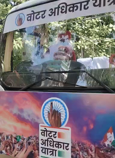 राहुल म्हणाले- आम्ही हायड्रोजन बॉम्बसह तयार: खरगेंचा दावा- 6 महिन्यांत सरकार पडेल; तेजस्वी म्हणाले- 2 भाजपाई बिहारींना फसवण्यासाठी निघाले आहेत राहुल आणि तेजस्वी यांनी ज्या पदयात्रेतून प्रवास केला त्यासाठी खास खुल्या बसची व्यवस्था करण्यात आली होती.