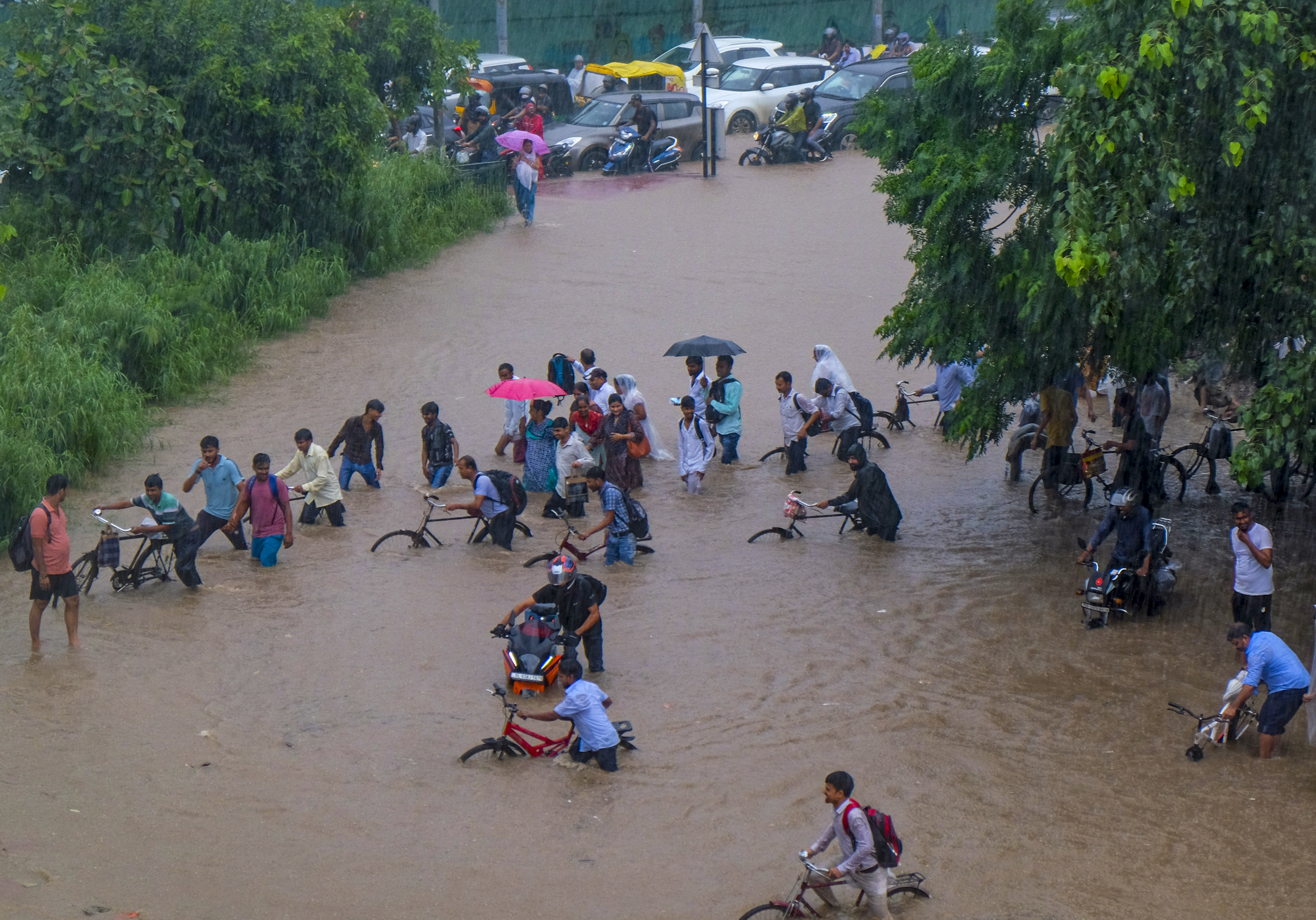 Flood -like conditions occurred on the streets of Gurugram on Monday. Many vehicles were seen immersed in water.