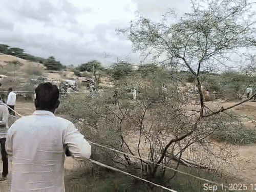 गड्ढ़े के चारों तरफ रस्सी बांधकर लोगों को पास जाने से रोका गया है।