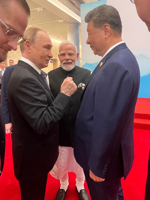 चीनी राष्ट्रपति शी जिगपिंग, रूसी राष्ट्रपति पुतिन और PM मोदी आपस में बातचीत करते दिखे।
