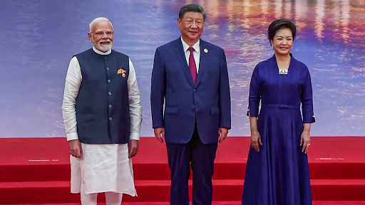 प्रधानमंत्री मोदी, चीनी राष्ट्रपति जिनपिंग और उनकी पत्नी पेंग लियुआन SCO समिट में औपचारिक स्वागत समारोह में पहुंचे।