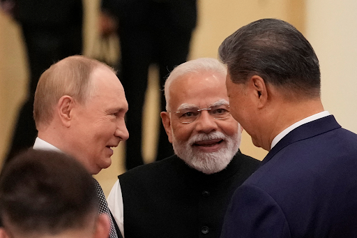 रूसी राष्ट्रपति पुतिन, PM मोदी और चीन के राष्ट्रपति जिनपिंग काफी देर तक एकसाथ बातचीत करते नजर आए।