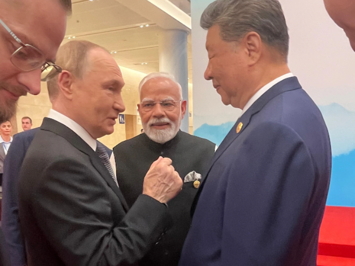 मोदी, पुतिन और जिनपिंग फोटो सेशन के बाद एकसाथ दिखे।