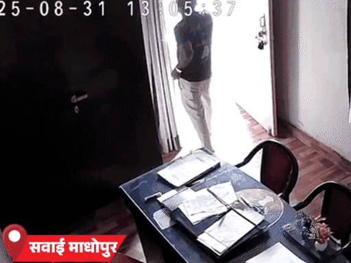 सवाई माधोपुर के नगर परिषद के पास बिजली गिरी। गेट पर खड़े कर्मचारी ने भागकर जान बचाई।