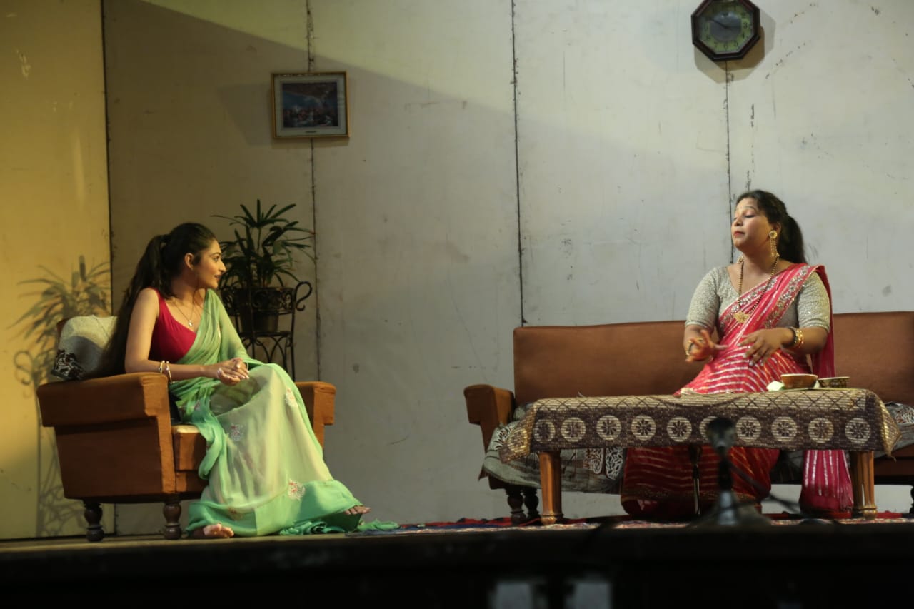 अंत में नाटक झूठी शान और आडंबर पर करारा व्यंग्य करते हुए सुखद समापन पर पहुंचता है।
