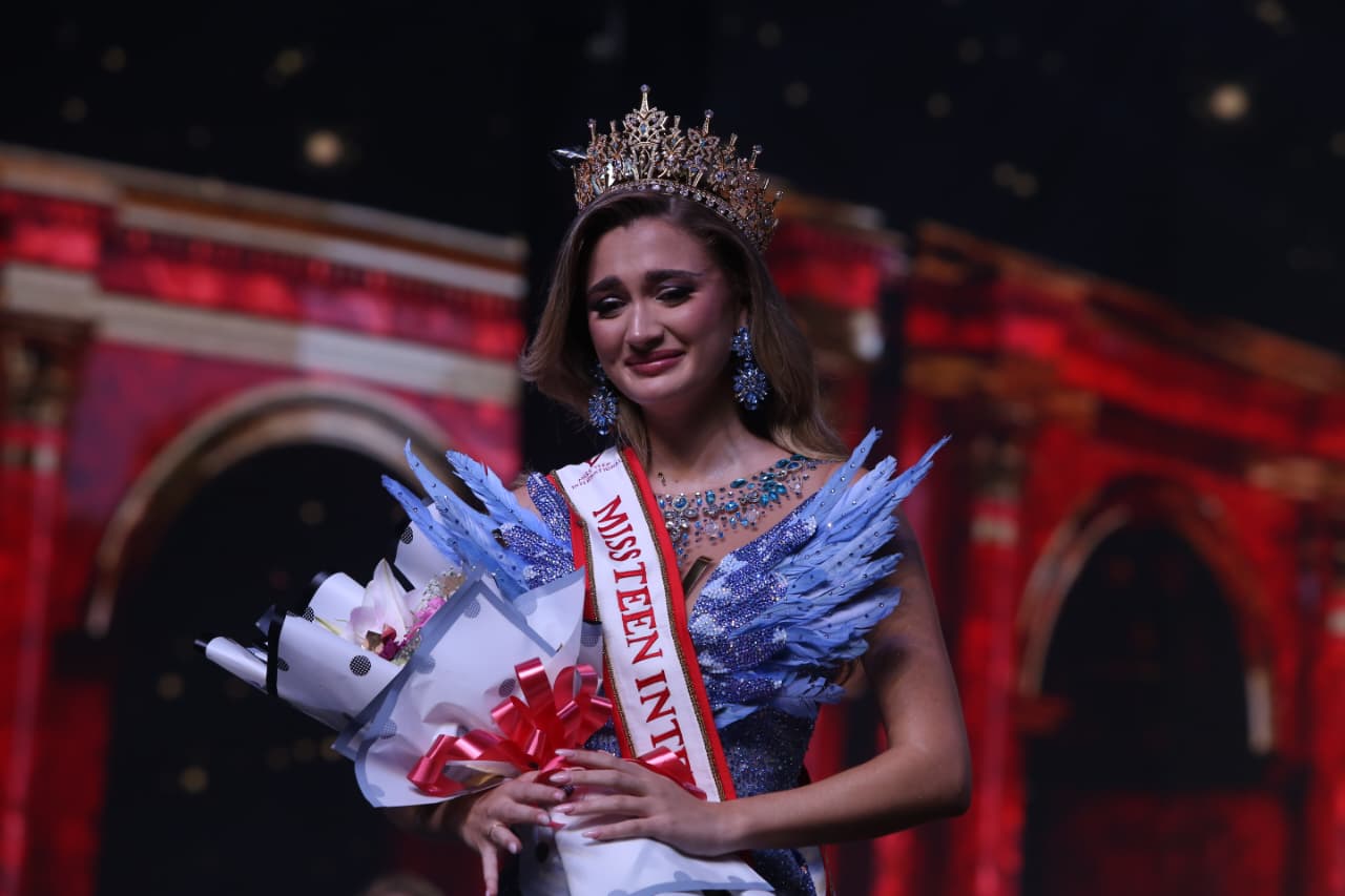 Spain's participant started speaking in Hindi and said that Namaste India, all of you are amazing.