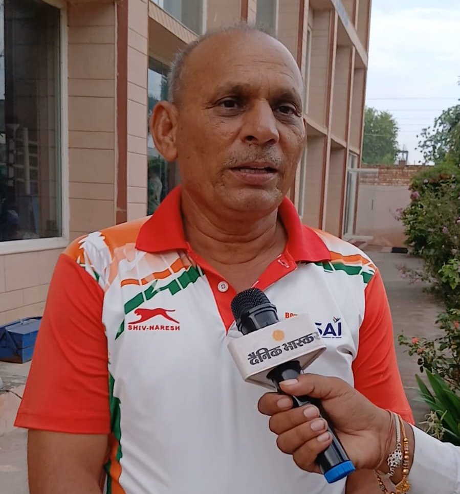 कोच जगदीश सिंह ने बताया कि अनुष्का बेहद मेहनती और अनुशासित खिलाड़ी हैं।