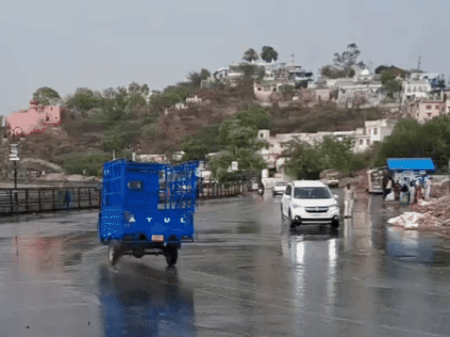 अजमेर में सुबह कभी रूक-रूक कर तो कभी तेज बरसात होती रही।