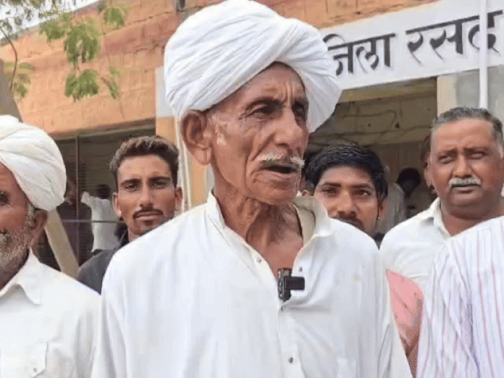 बलाऊ निवासी ग्रामीण डीएसओ ऑफिस पहुंचे। बोले- हम गरीबों को खाद्य सुरक्षा सूची से नाम काट दिया।