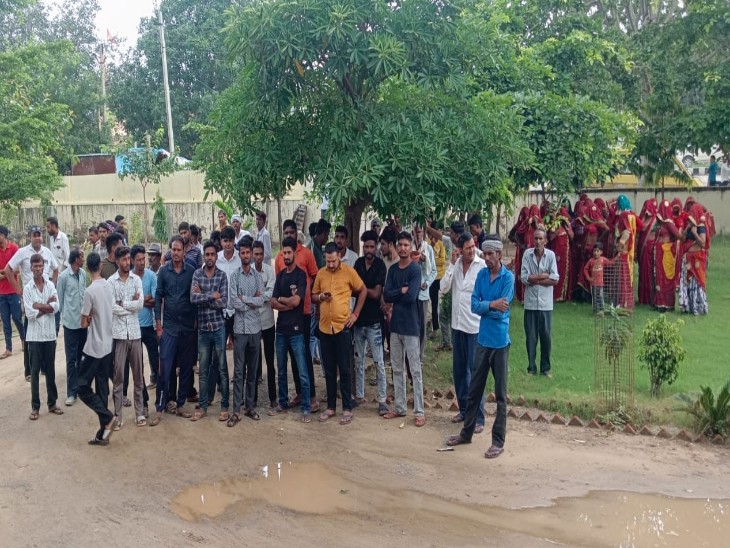 घटना के विरोध में ग्रामीणों ने आरोपियों को गिरफ्तारी की मांग को लेकर सीकर के सदर थाने में विरोध-प्रदर्शन किया।