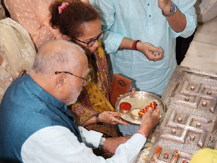 खाटूश्यामजी में पूजा अर्चना करते हुए प्रहलाद भाई मोदी।